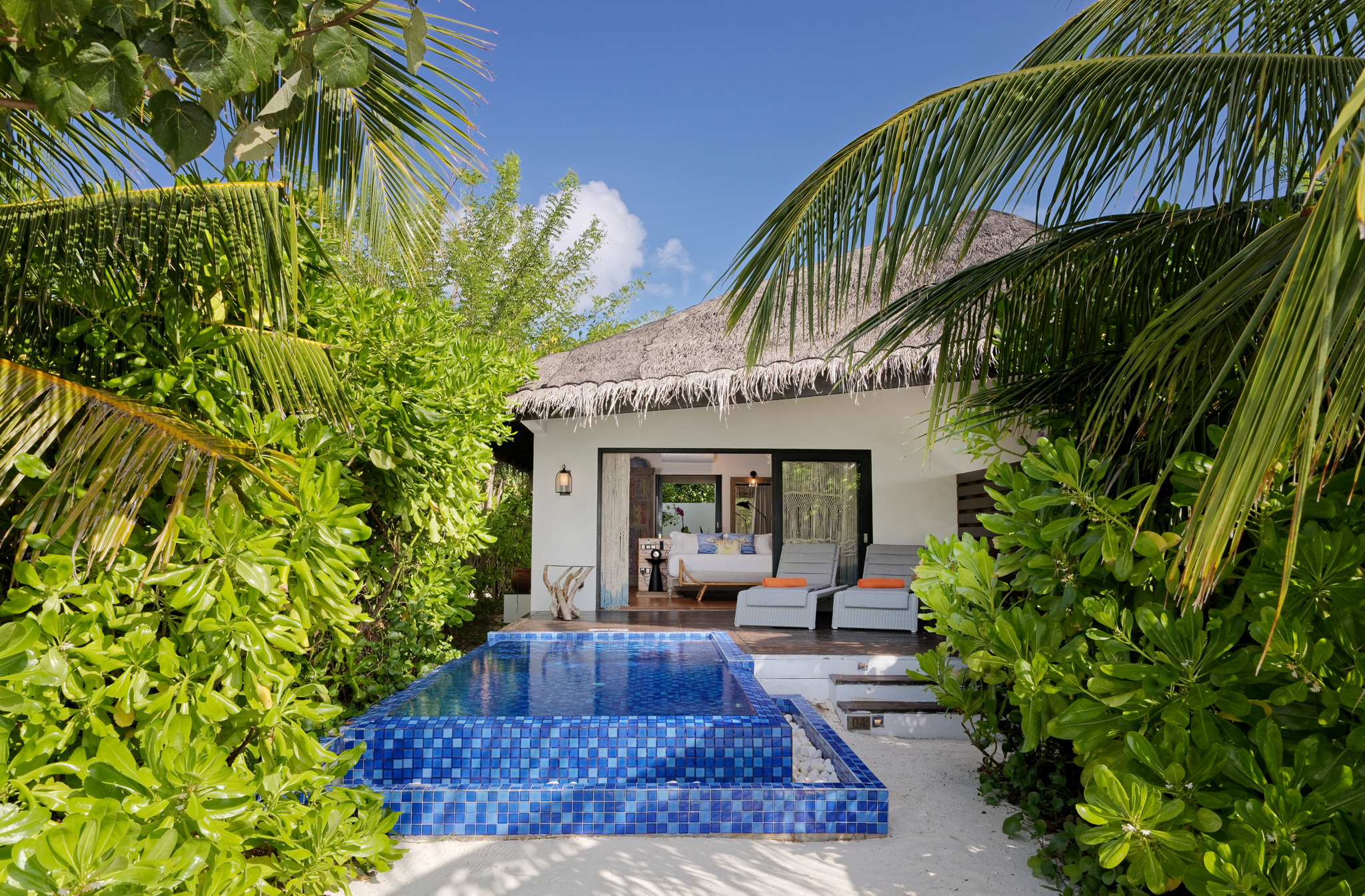 Роскошная пляжная вилла с бассейном в отеле Grand Park Kodhipparu, Мальдивы